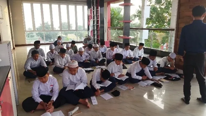 Belajar bersama di aula