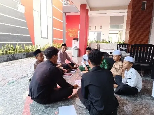 Diskusi kelompok di teras