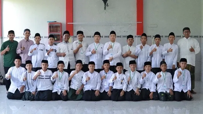 Doa bersama santri dan asatidz