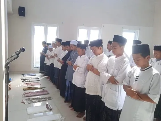 Sholat berjamaah di musholla